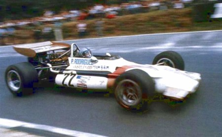 Sergio Pérez al mando del BRM de Pedro Rodriguez en el GP de México