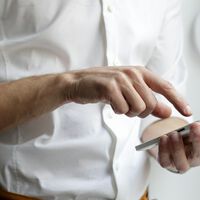 Si piensas que tu móvil 'escucha' para mostrarte conversaciones, estás equivocado. El Wifi y el Bluetooth son los responsables