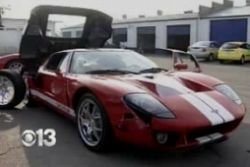 Roban un Ford GT y lo estrellan a unos kilómetros