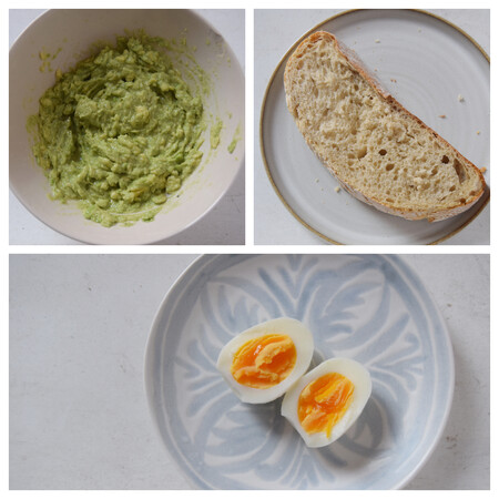 Tosta de salmón ahumado, aguacate y huevo