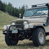 Este restomod del Jeep CJ-8 Scrambler quiere demostrar que la crisis de los 40 es un mito 
