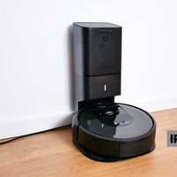 El robot aspirador más avanzado de Roomba se vacía automáticamente y hoy lo tienes a precio de Black Friday en El Corte Inglés