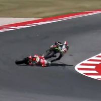El atropello de Jonathan Rea a Chaz Davies deja al de Ducati en el hospital con traumatismo torácico