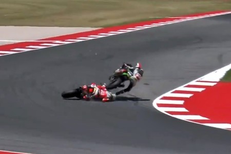 El atropello de Jonathan Rea a Chaz Davies deja al de Ducati en el hospital con traumatismo torácico