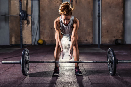 Más fuerza y mejoras estéticas: un entrenamiento orientado a mujeres en el gimnasio