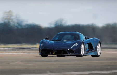 A por el récord: el Hennessey Venom F5 vuela en este vídeo y supera los 320 km/h con la mitad de su potencia anunciada