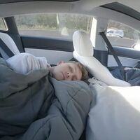 Un tiktoker pone a prueba el Autopilot de Tesla fingiendo que duerme mientras lo graba en vídeo ¡su propia madre!