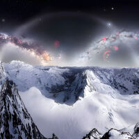 Una fotógrafa escaló 4,000 metros en los Alpes para tomar una foto imposible: el doble arco de la Vía Láctea 