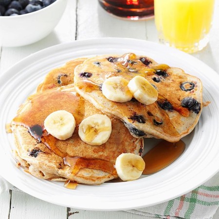 Hot cakes integrales con plátano caramelizado. Receta saludable de desayuno