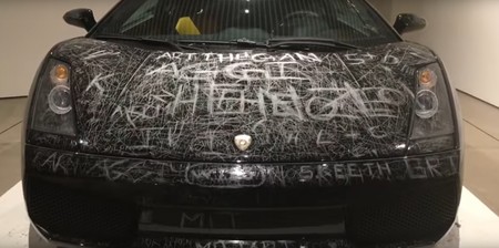 Así han dejado los visitantes de un museo danés a este pobre Lamborghini Gallardo