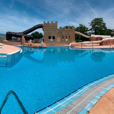 Parece un parque acuático, pero son las piscinas municipales de un pueblo de La Rioja, a 10 minutos de Logroño 