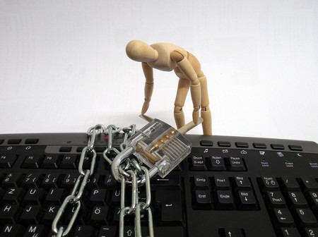 Quiero hackear el Facebok de mi amante y he buscado cómo en la Dark Web