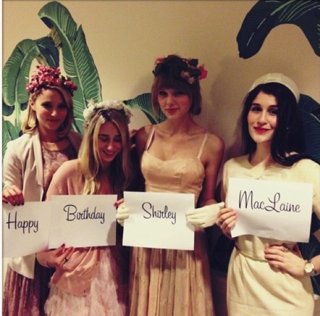 Taylor Swift y sus amigüitas, pasándoselo teta por el cumple de Shirley MacLaine