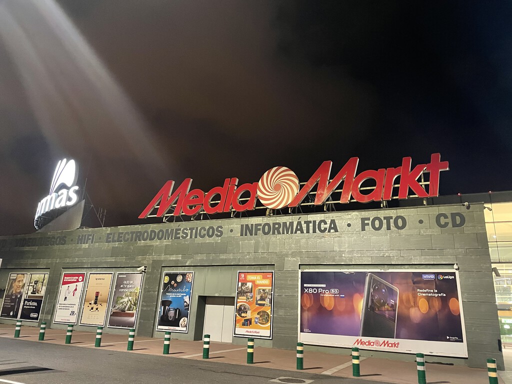 MediaMarkt deja esta smart TV Xiaomi tirada de precio durante su Red Night: 43 pulgadas por menos de 250 euros solo durante unas horas 