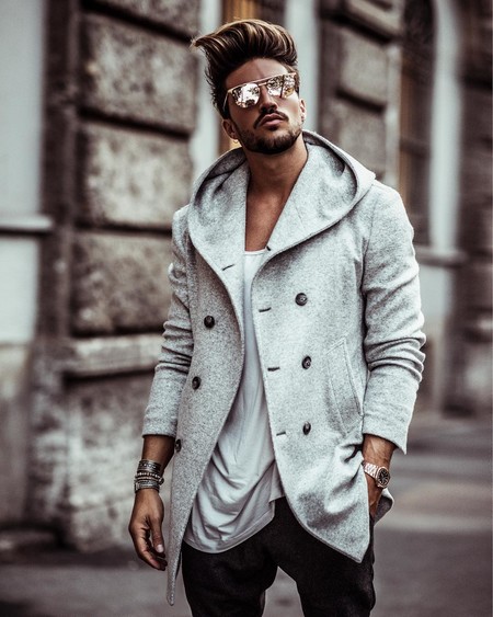 Mariano di Vaio lo aprueba: Los abrigos con capucha mandan este otoño (y te decimos dónde encontrarlos)