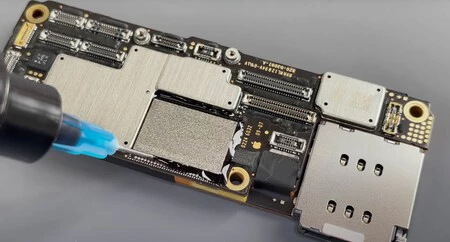 Después de instalar la memoria NAND de 512GB hay que aplicar el nuevo adhesivo