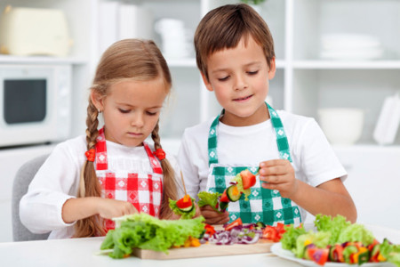Dejar que los niños ayuden en la cocina realmente funciona para que coman más verduras