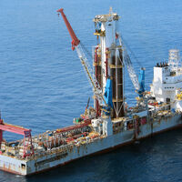 Em 1957, dois engenheiros tiveram uma ideia maluca: perfurar um poço de 40 quilômetros de profundidade em alto-mar 