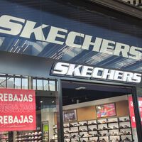 Las zapatillas Skechers más vendidas de Amazon cuestan la mitad, son comodísimas y podemos llevarlas a diario  