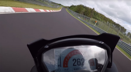 ¡Brutal! Esta Triumph Speed Triple RS se come el circuito de Nürburgring en poco más de siete minutos