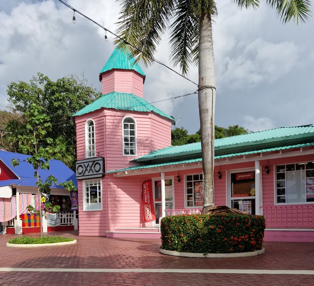 El nuevo atractivo turístico de Tulum no es una playa ni una pirámide maya: es el OXXO rosa más aesthetic que encontrarás en todo México 