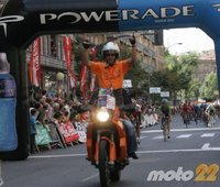 Vive una Vuelta Ciclista en moto desde dentro