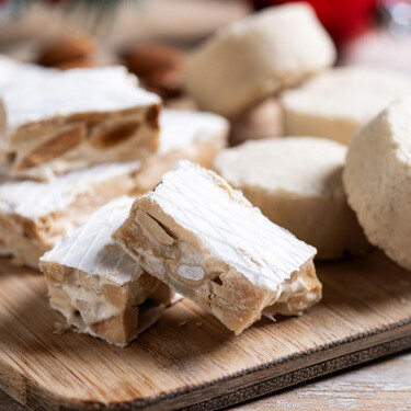 En Ikea hay una bandeja muy colorida perfecta para servir los turrones, polvorones y bombones en Nochebuena