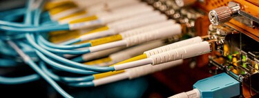 Así puedes ahorrar en tu línea de fibra en vacaciones. Estas son las operadoras que te permiten suspenderla o llevarla a otro domicilio 