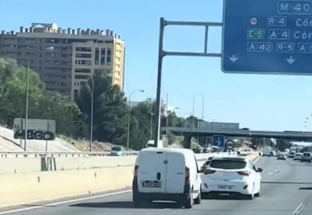 Un Hyundai i30 y una furgoneta protagonizan un temerario pique en la M-40 de Madrid