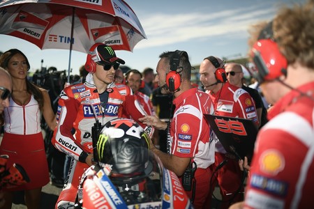 Jorge Lorenzo finaliza quinto en el Gran Premio de Gran Bretaña de MotoGP tras su lucha con Pedrosa y Zarco