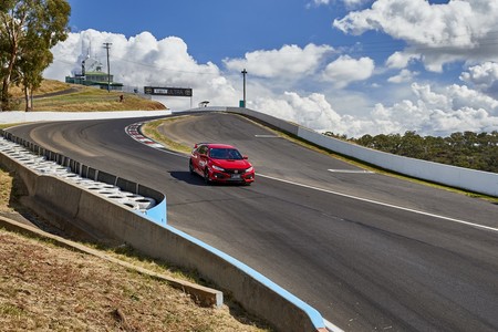 El Honda Civic Type R se embolsa otro récord: esta vez en el circuito de Bathurst y pilotado por Jenson Button