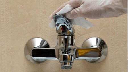 Cómo limpiar manchas de agua y cal de los accesorios cromados del baño, con ingredientes de la alacena