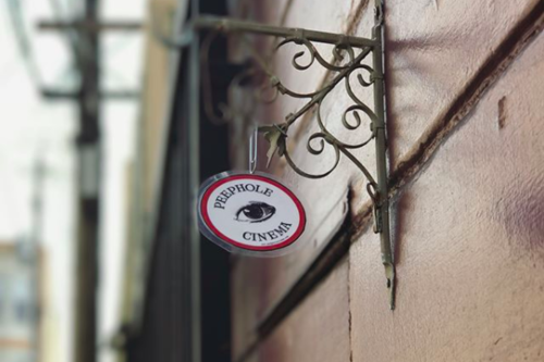 Peephole Cinema: el extraño cine que debes mirar por una mirilla y reproduce cortometrajes mudos sin descanso