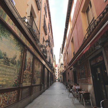 Esta calle de Madrid parece un callejón oscuro, pero esconde una de las calles más fotografiadas y originales de la capital