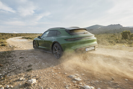 El Porsche Taycan Cross Turismo es la versión familiar del coche eléctrico: 761 CV para volar en silencio más allá del asfalto