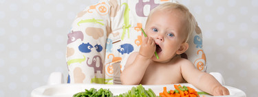 Baby-Led Weaning: beneficios de que el bebé coma con sus manitas y cuatro recetas para empezar