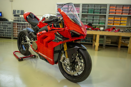 ¡Brillante! Esta Ducati Panigale V4 R a escala real de LEGO necesitó 15.000 piezas y 400 horas de trabajo