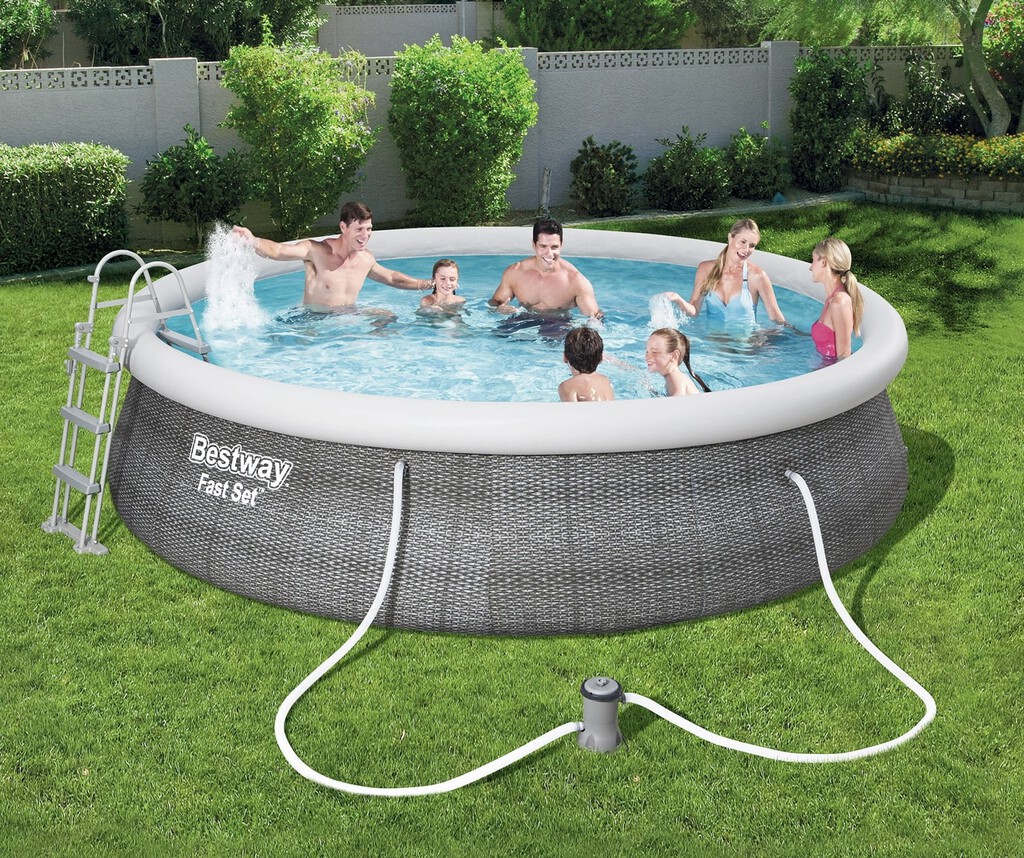 Tengo una piscina desmontable y la depuradora no es suficiente: estos son los accesorios imprescindibles para tener el agua limpia  