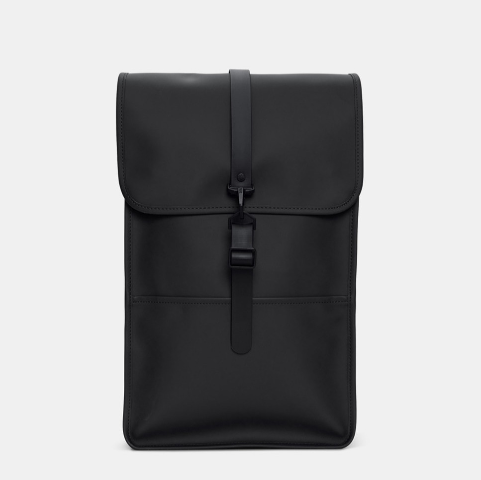 Mochila grande resistente al agua en negro con acabado mate Rains
