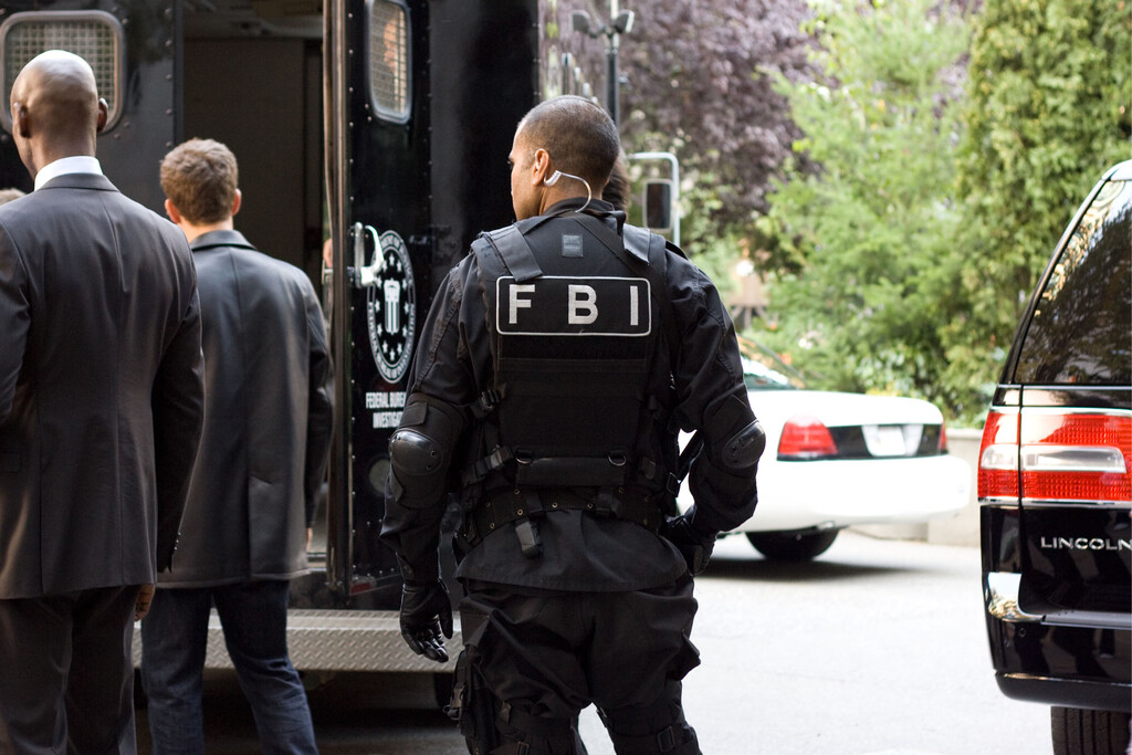 Cinco hombres consiguieron robar 200 iPhone sin que nadie sospechara lo más mínimo. La clave estaba en cómo iban vestidos: uniformes del FBI 