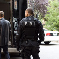 Los empleados de un almacén les abrieron la puerta para que robaran 200 iPhones. El truco estaba en sus chaquetas: ponía FBI