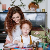 Los cinco comportamientos que diferencian a los padres faro de los padres sobreprotectores 