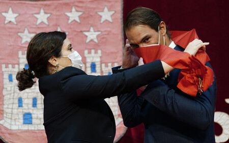 Rafa Nadal recibe la Gran Cruz de la Orden del Dos de Mayo de la Comunidad de Madrid y se baja la mascarilla para mostrar su felicidad