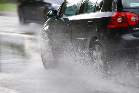 Toma estos consejos para manejar con lluvia