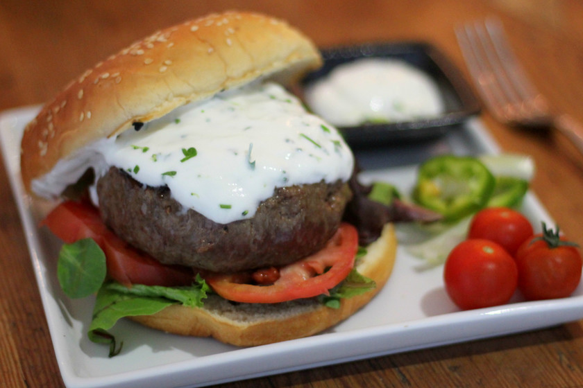 Hamburguesas de cordero con salsa de yogur, ideales para las cenas