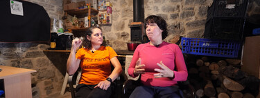 Ana y Erika, las españolas que cambiaron Bilbao por una cabaña en la montaña de Cantabria: "La cocina nos da calor y agua caliente" 