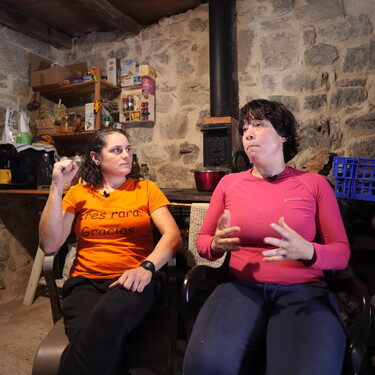 Ana y Erika, las españolas que cambiaron Bilbao por una cabaña en la montaña de Cantabria: "La cocina nos da calor y agua caliente" 