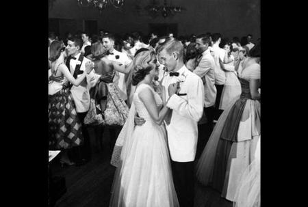 Las primeras chicas scout y un baile de graduación de 32 horas por Francis Miller