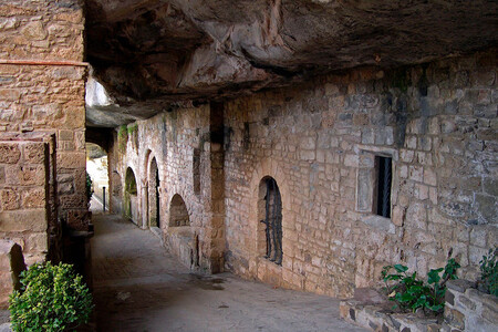 Monasterio Cataluna Cascada Senderismo Otono Visitas Historicas Milenio