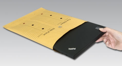 Lenovo se apunta a la moda de sacar portátiles de sobres de Manila